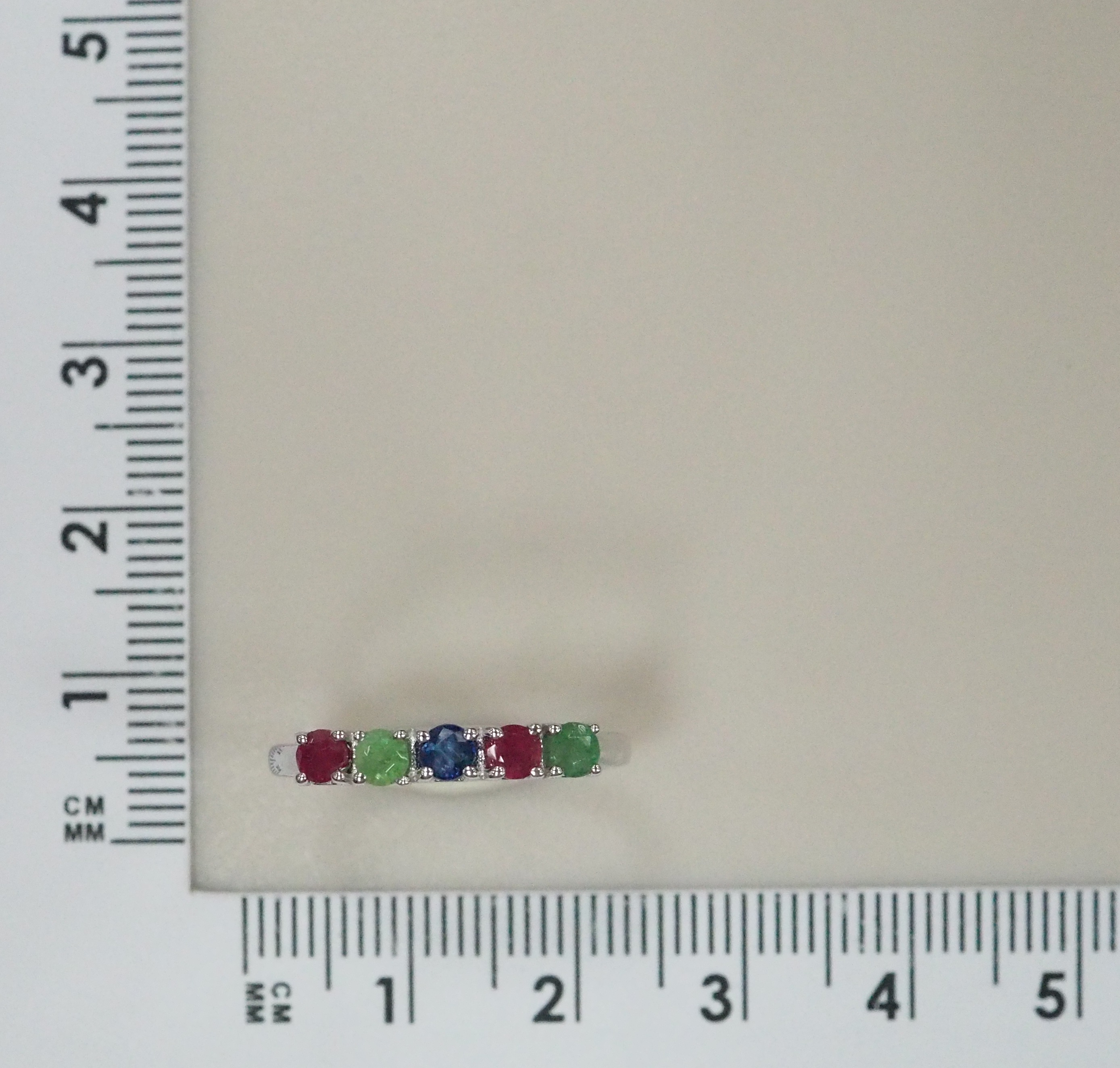 Серебряное кольцо с изумрудами, рубинами и сапфиром